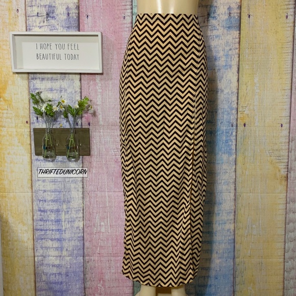 High Waisted Chevron Open Leg Slit Maxi Skirt - Picture 4 of 7